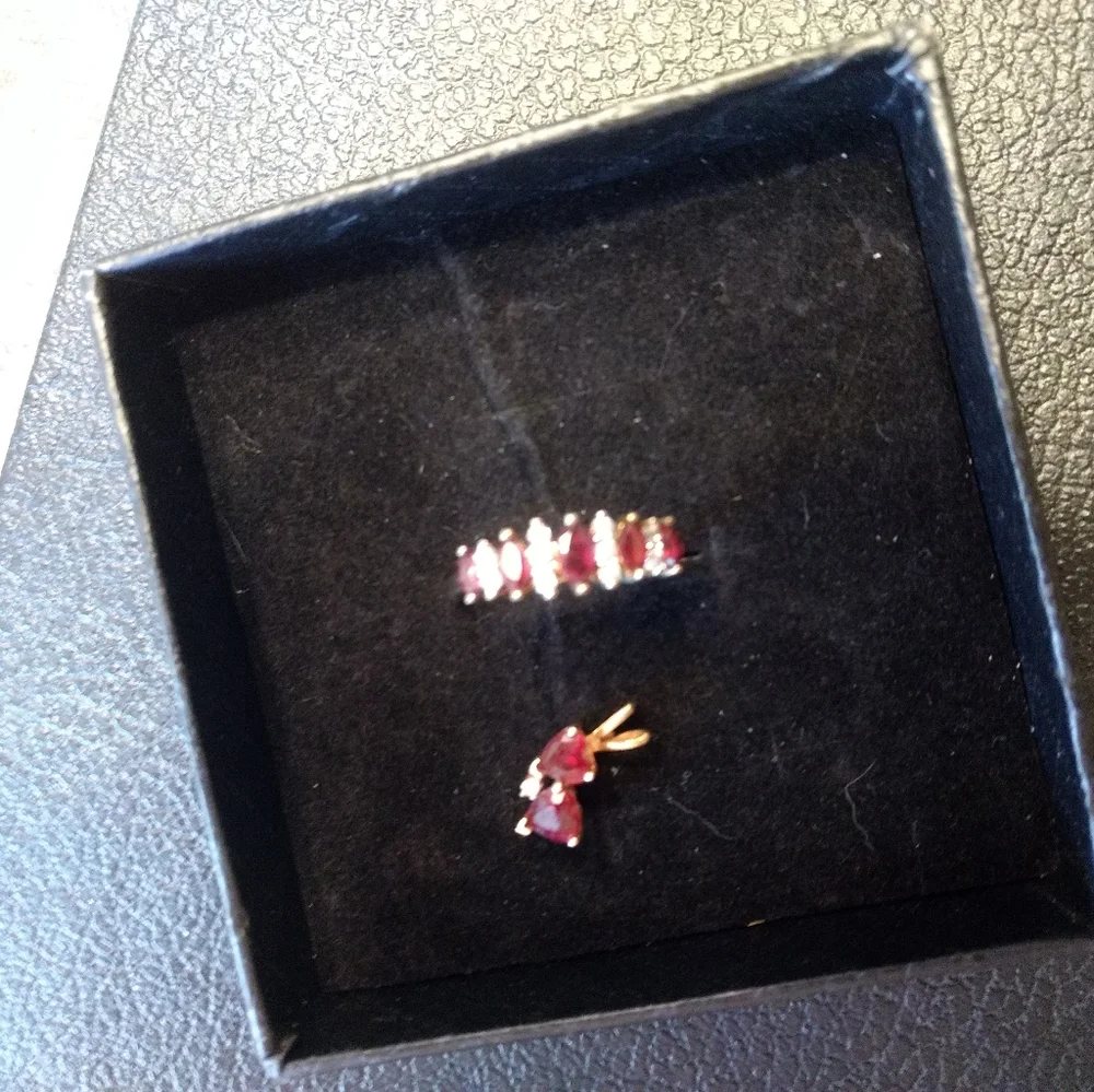 Red ring - Picture 1 of 2